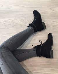 Un lacet fin ton sur ton à ajuster autour de la cheville. Bottines Plates Noires Avec Haut Souple Et Lacets