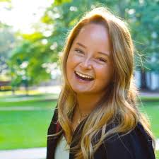 Ellie Larson (@ellielarss)