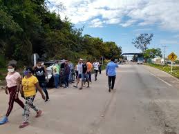 O brasil reabriu a fronteira norte, no estado de roraima, com a venezuela, um dia depois de a polícia ter bloqueado a passagem de venezuelanos para cumprir a decisão de um juiz federal. Fronteira Do Brasil Com A Venezuela E Fechada Roraima G1