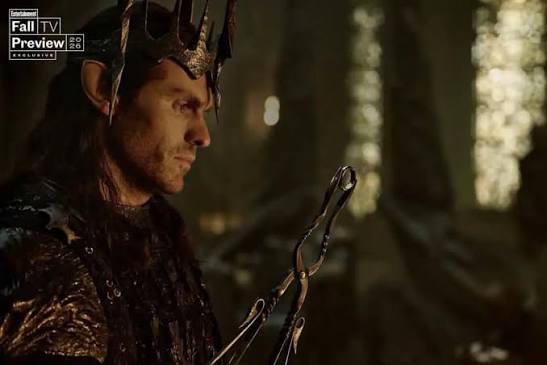 Sauron che osserva un tentativo fallito di forgiatura (Entertainment Weekly)