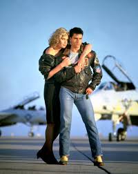 The screenplay was written by jim cash and jack epps jr. Tom Cruise Ist Der Stil Konig Der Lammfelljacke So Stylen Sie Den Top Gun Look Gq Germany