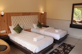 Konukevinin tüm odalarında gardırop bulunmaktadır. Lily Resort Delux Room Twin Sharing Sohan Tours Travel