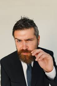 Der Mensch Mit Bart Und Blauen Augen Setzt Kontaktlinsen Auf Stockfoto