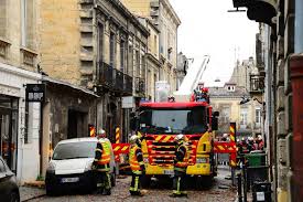 Bordeaux firefighters said on saturday morning that an explosion had hit a building in the gironde city, leaving at least three injured and two missing. 6 Jj8ja78h7vxm