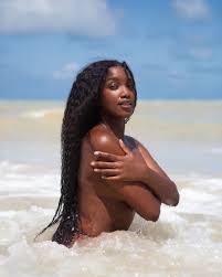 Iza faz topless no primeiro banho de mar de 2023 e fãs reagem: Obra de  arte