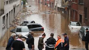 Голямо наводнение, причинено от едноседмични продължителни силни дъждове, изливащи се в европа, убива десетки и оставя хиляди хора без домове. C0c2ase7gace2m