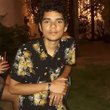 Comenzó muy temprano conducido por su padre roobertchay domingues da rocha y su madre. Bruno Tho On Twitter Na Vdd Ela Falou Dos Dois A Musica Que Ela Canta Que Fala Sobre O Cachecol Da John John E Sobre O Fiuk A Musica Farsa Que E
