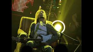 Previous to ramiro's current city of hanford, ca, ramiro saavedra lived in lemoore ca and armona ca. Yo Soy Kurt Cobain Peruano Imito A Eddie Vedder