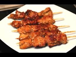 La Cuisine De Sarah Nous Emmene Au Pays Du Soleil Levant Pour Nous Faire Decouvrir Une Recette De Y Brochette Poulet Recette Asiatique Recette Brochette Poulet