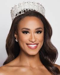 Hellen Smith's Instagram, Twitter & Facebook