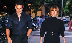 Blanca suárez y mario casas están disfrutando a tope de esta escapada, que todo apunta ha sido completamente improvisada ya que no hay duda de que estos preciosos atardeceres y amaneceres junto a su novio le vendrán de maravilla para regresar al set. Mario Casas Y Blanca Suarez Ruptura Inesperada