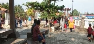 Taman agrowisata ini terletak di pulung kencana, kecamatan tulang bawang tengah dan dikembangkan sebagai tujuan wisata agro sekaligus pusat penelitian budidaya tanaman buah unggul. Taman Wisata Pantai Muara Indah Ramai Pengunjung Walau Belum Resmi Dibuka Lampung Media