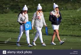 Coinciding with jon rahm's meteoric rise in the sport is his earnings, which grow with each new successful outing as a pro golfer. Katie Poulter Ehefrau Von Ian Poulter Mitte Und Kelley Cahill Links Freundin Von Jon Rahm Wahrend Der Fourballs Match An Tag Zwei Des Ryder Cup Bei Le Golf National Saint Quentin En Yvelines Paris Stockfotografie