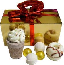 Idee Cadeau Pour Un Bain Gourmand Ce Ballotin Est Compose De Produits Pour Le Bain Au Chocolat Moldes Relax