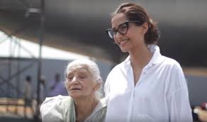 Neerja Bhanot S Mother Spoke To Sonam Kapoor And Left Her In Awe Recently Sonamkapoor Who Played Neerja S Role I Royal Family England Hollywood Gossip Movies
