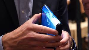 Desi exista televizoare cu ecran curbat atat full hd (1920 x 1080 pixeli), cat si 4k (3840×2160), trebuie sa stiti ca urmatorul standard popular va fi 4k, aceasta rezolutie oferind o imagine superioara, mult mai detaliata decat cea oferita de televizoarele full hd actuale. Telefonul Cu Ecran Flexibil Royole Flexpai Hands On George Buhnici