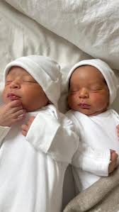 A new mum has managed to capture the magical moment her twins discover each  other for the first time. 😍👶 FULL STORY HERE ➡ Link in bio.