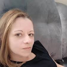 Eu na primeira segunda-feira do ano no posto de gasolina: 👩🏻: Bom dia  moço, completa com gasolina comum por favor? 🧔🏻: Pagamento no débito?  👩🏻: Não, sodexo. (pra quem não conhece existe