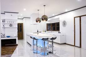 Browse our helpful guides and discover the lighting options available at wren kitchens, the uk's no.1 choose from the widest range of kitchen finishes and colours of any uk supplier. Modern White Corner Kitchen With Island Design Mirrored Round Leg Perforated Back Bar Stools Modern Kitchen Lighting White Modern Kitchen Modern Kitchen Design
