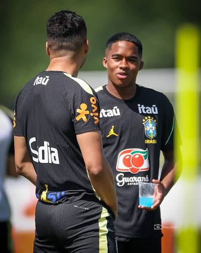 Casemiro e Endrick chegando para o treino desta sexta-feira em New Jersey.  📸 @williamvolcov