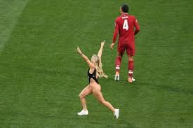 The Blonde Model Who Pitch Invaded The Champions League Final Has Done Time In South Africa Videos 2oceansvibe News South African And International News