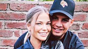Stolz präsentiert der frisch verliebte sänger seine ich liebe dich: Nur Du Pietro Teilt Neues Parchenbild Mit Freundin Laura Promiflash De