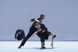 聚焦中国上海国际艺术节| 这支欧洲最前卫的舞团会玩，一边跳舞一边朗诵，舞者都是多面手