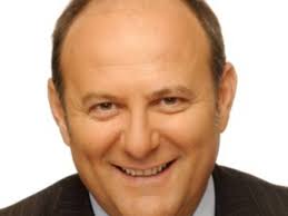 August 1956 in miradolo terme, provinz pavia als virginio scotti) ist ein italienischer fernsehshowmaster, schauspieler und ehemaliger abgeordneter des italienischen parlaments. La Tv Del 17 Maggio Gerry Scotti Ad Amici Ulisse E Maigret Bergamonews