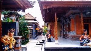 Selain terkenal dengan pemandangan alam dan tarian adatnya yang memikat, bali juga punya penasaran ada apa saja? Wisata Rumah Adat Tradisional Bali Gapura Candi Bentar Youtube