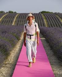 Zoom sur les marques coup de cœur, les histoires inspirantes et nos événements phares. Jacquemus Printemps Ete 2020 Une Collection Coup De Soleil A L Image Du Createur
