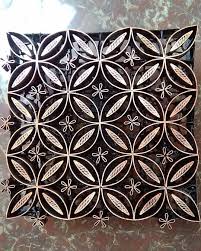 Selain itu, dengan perkembangan teknologi yang menjadikan anaka anak atauorang dewasa pun telah dapat mencari di interney dengan memakai hp yang dibawanya. Batik Tulis Motif Kawung Desain Batik Warna