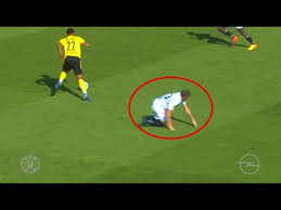 The borussia dortmund midfielder scored his first bundesliga and champions league goals in the last two matches, which were certainly well deserved after his phenomenal performances throughout the season. Jude Bellingham Borussia Dortmund Debut Vs Altach 2 Assists Skills 12 08 2020 Youtube