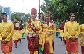 Di provinsi ini terdapat banyak sungai, baik. 5 Sisi Unik Pakaian Adat Kalimantan Barat Dan Sejarahnya