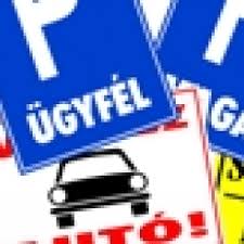 A parkolást segítő táblák grafikája digitális nyomtatással készül, védőlaminálóval a színtartósság és a mechanikai behatások ellen. Parkolasi Kozlekedessel Kapcsolatos Jelzesek Tablak Matricak Dekorwebshop Hu