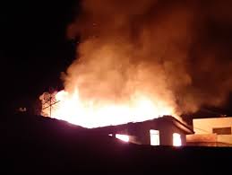 Massa news homem morre em incêndio em colombo massa news um homem foi encontrado sem vida dentro da residência onde morava na travessa ângelo frazão, no bairro campo pequeno, em colombo. Crianca Coloca Fogo Em Colchao E Homem Morre Queimado Em Incendio Plantao 190