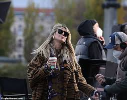 Jetzt schon haben heidi klum und ihr team das teilnehmerfeld auf fünfzig potentielle models reduziert. Heidi Klum Looks Radiant As She Films Scenes For Germany S Next Topmodel In Berlin Readsector