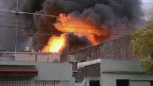 El bombero que se encontraba en grave estado falleció, con lo que son tres los fallecidos a causa del incendio de un departamento en la localidad de caseros, en el partido de tres de febrero. Veinte Dotaciones De Bomberos Combaten Un Incendio En Un Deposito En Caseros Youtube