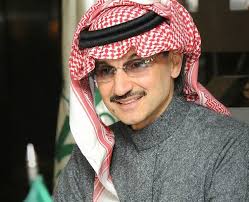 والدته هي الأميرة الجوهرة بنت سعد بن عبد المحسن السديري وأشقاؤه هم الأمير سعد (الثاني، توفي عام 1993 م) والأمير عبدالمحسن والأميرة البندري (توفيت 2008 م). Ø¨Ø§Ù„Ø£Ø³Ù…Ø§Ø¡ Ø§Ù„ÙˆÙ„ÙŠØ¯ Ø¨Ù† Ø·Ù„Ø§Ù„ ÙŠØ¹Ù„Ù† Ø§Ù„Ù…Ù…Ù†ÙˆØ­ÙŠÙ† ÙÙŠ Ø¨Ø±Ù†Ø§Ù…Ø¬ÙŠ Ø§Ù„Ø¥Ø³ÙƒØ§Ù† ÙˆØ§Ù„Ø³ÙŠØ§Ø±Ø§Øª ØµØ­ÙŠÙØ© Ø§Ù„Ù…ÙˆØ§Ø·Ù† Ø§Ù„Ø¥Ù„ÙƒØªØ±ÙˆÙ†ÙŠØ©