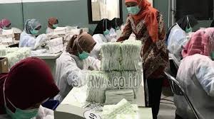 Lowongan kerja via email pt pabrik kertas indonesia (pakerin). Datangi Pabrik Masker Di Gresik Khofifah Minta Tambahan Pasokan Untuk Wilayah Jatim Surya