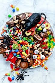 Plateau De Bonbons D Halloween 20 Idees A Copier Bonbon Halloween Carte De Charcuterie Sale Pour Halloween