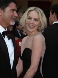 Родилась 10 марта 1958 года в мидвилле, штат пенсильвания, сша. Phil Bronstein And Sharon Stone 74th Annual Academy Awards 2002 Photo 57