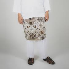 Pakaian ini bisa digunakan dalam kantor dan juga bisa dikenakan oleh wanita berhijab. Batik Samping In Jawa White Men S Fashion Bottoms Trousers On Carousell