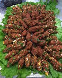 yumurtali cig kofte kisi basi bir cay bardagi bulgur kullanicagiz 8 cay bardagi bulgur 2 incecik dogranmis kuru sogan 5 6 dis ezilmis sarimsak 1 5 su bardagi s