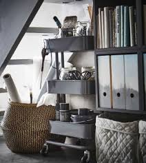 Nahaufnahme Von Buroutensilien Unter Einem Treppenaufgang U A Mit Raskog Servierwagen In Dunkelgrau Ikea Inspiration Ikea Ideen Burobedarf Organisieren