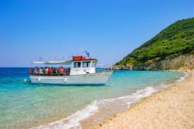 Ein großer strand, der sich wie eine zunge ins meer streckt und von der meeresschildkröte caretta caretta als nistplatz benutzt wird, und ein kleiner von felsen nach drei seiten eingeschlossener strand an der westküste. Marathonisi Islet In Zakynthos Greece Greeka