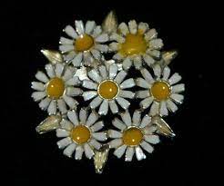 Vintage 60s Hippie Daisy Flower Bouquet Pin White Yellow Metal Etsy Daisy Flower 60s Hippie Flowers Bouquet