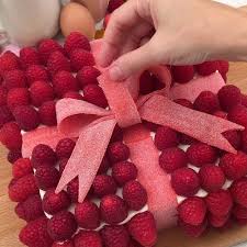 Le Gateau Cadeau Recette Pour Enfants En Video Par Chefclub Kids Recette Jeux Video Gateaux Recette Gateau
