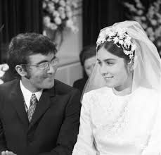 A volte ci sono parole che non dicono niente, ma sguardi che dicono tutto. Shou Biz Zashibiz Namba Tryyyyyyyy Celebrity Weddings Tyrone Wedding Bells