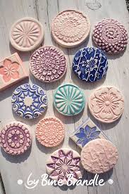 Magnete Aus Keramik Selber Machen Tolle Diy Anleitungen Zum Topfern Von Bine Brandle Reliefmuster Mit Glasuren In R Topferhandwerk Topferarbeiten Clay Stamps