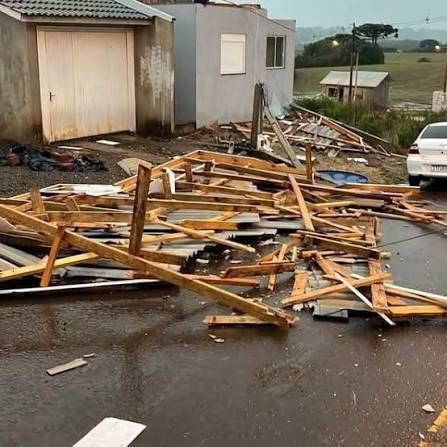 VENTO FORTE DEIXA ESTRAGOS EM LAGOA VERMELHA Um forte temporal atingiu Lagoa Vermelha (RS) na manhã desta terça-feira (28), por volta das 7h30, acompanhado de chuva intensa e ventos fortes. A força